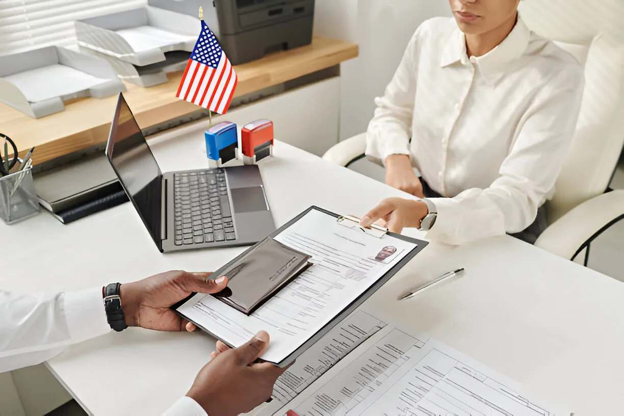 persona obteniendo una visa en una oficina