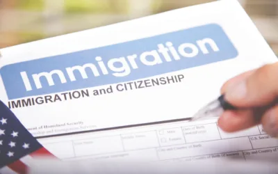 O governador do Texas, Greg Abbott, assina a SB4: um olhar profundo sobre a polêmica lei de imigração